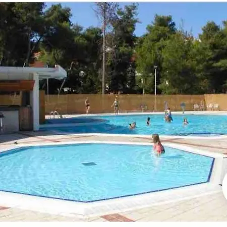 Charming 2-Bed Apartment In Necujam Nečujam