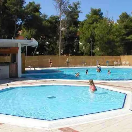 Charming 2-Bed Apartment In Necujam 公寓 *