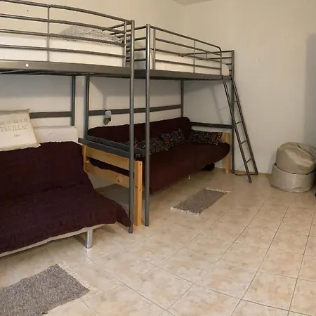 Charming 2-Bed Apartment In Necujam 公寓 *