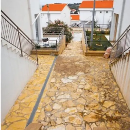 Charming 2-Bed Apartment In Necujam Nečujam