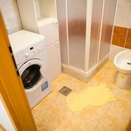 Charming 2-Bed Apartment In Necujam 公寓 *